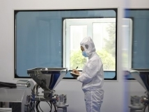 不負(fù)秋日好時(shí)光 ，亞歐廠里生產(chǎn)忙， 機(jī)器轟鳴干勁足，熱火朝天普新章！